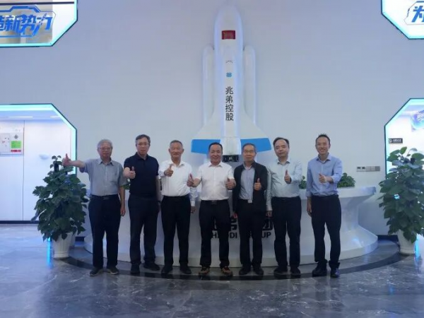 全國工程勘察設(shè)計(jì)大師郁銀泉、任慶英、周建龍等專家組團(tuán)考察兆弟綠色全裝配式技術(shù)新突破